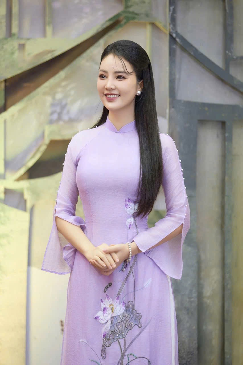 PreOrder TN1904 Áo Only - Áo dài Cẩm Liên tơ mộc thêu bấm tà ngọc trai