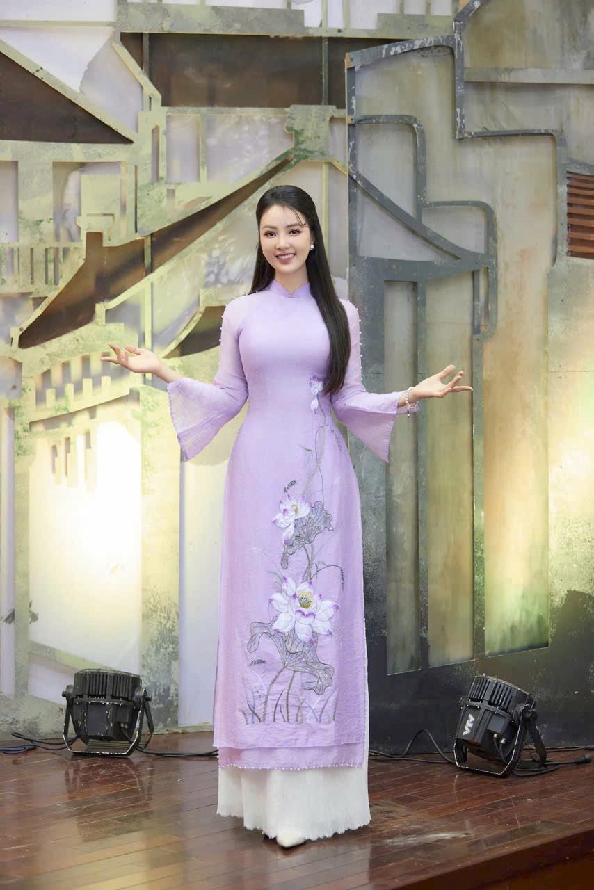 PreOrder TN1904 Áo Only - Áo dài Cẩm Liên tơ mộc thêu bấm tà ngọc trai