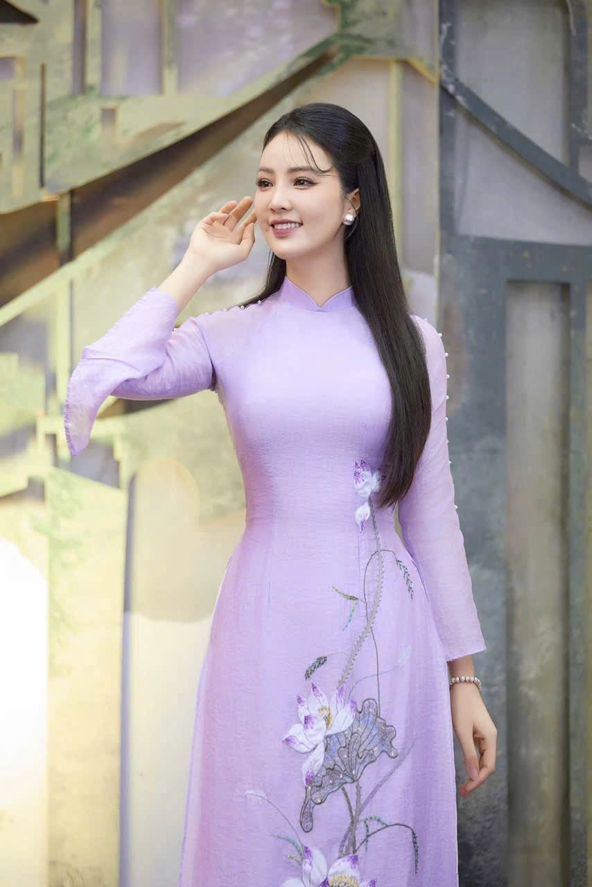 PreOrder TN1904 Áo Only - Áo dài Cẩm Liên tơ mộc thêu bấm tà ngọc trai