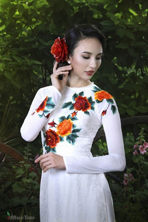 C71 4313 only áo - Áo dài chiffon 4 tà màu trắng thêu hoa hồng cổ ngọc